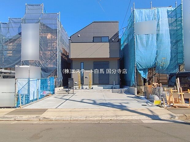 周辺の街並みの中で適度な主張、生活に溶け込むシンプルなデザインの外観が魅力の一戸建です。