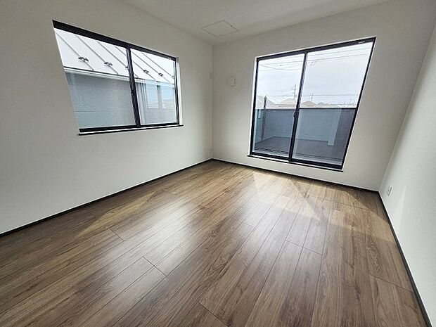 スマートなデザインと賢い収納が生活を快適にします。広々とした雰囲気を演出する工夫が施され、生活空間の魅力を引き出します。  