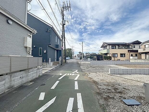 安心して暮らすことのできる住宅街。　住宅地の道路は一般に交通量が少なく車などの騒音が少ないため、住民にとって静かな生活環境が提供されます。 