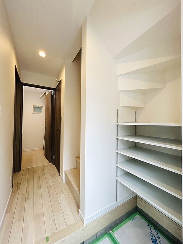 コンパクトながらも、使い勝手の良い玄関スペース。明るいデザインと、収納スペースを効果的に配置することで、使い勝手を最大限に引き出しています。