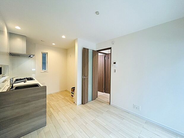 実際に室内をご見学頂くと生活のイメージが広がると思います。家具を置いたイメージや窓からの景色など。周辺で販売に出している物件も一緒にまとめてご見学頂き、比較する事もできます。