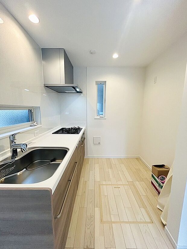 実際に室内をご見学頂くと生活のイメージが広がると思います。家具を置いたイメージや窓からの景色など。周辺で販売に出している物件も一緒にまとめてご見学頂き、比較する事もできます。