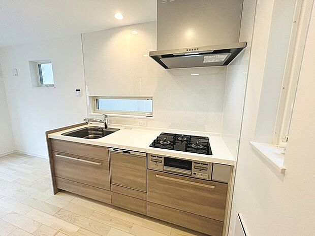 キッチンは、カウンターや壁付けタイプ、アイランドタイプ様々なパターンが御座います。