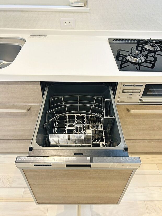 毎日の家事をサポートしてくれる食洗器も標準に装備。ちょっと嬉しい設備です 