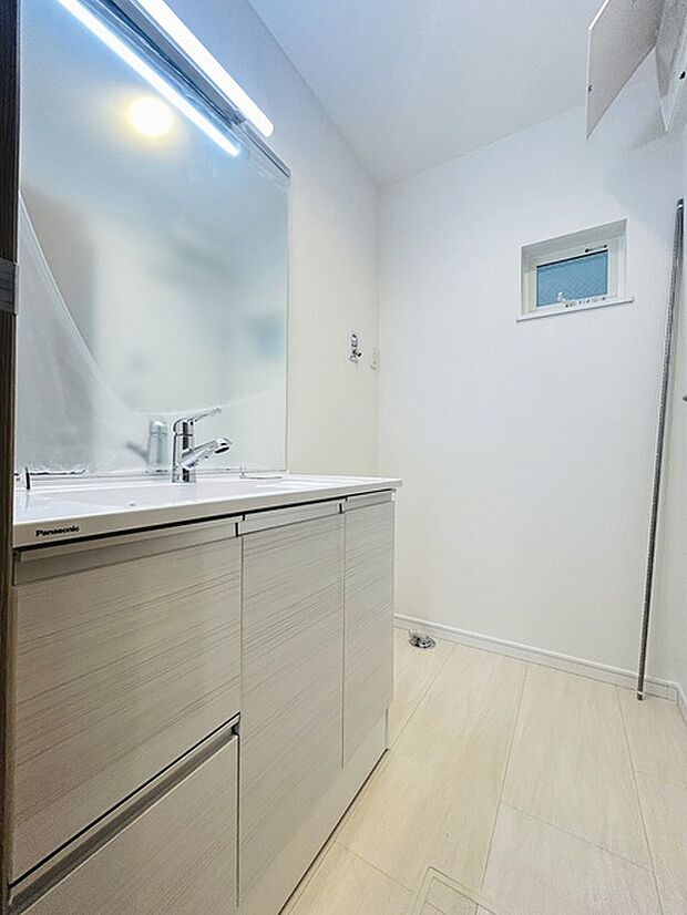 使いやすいタイプの洗面化粧台のあるランドリースペース 