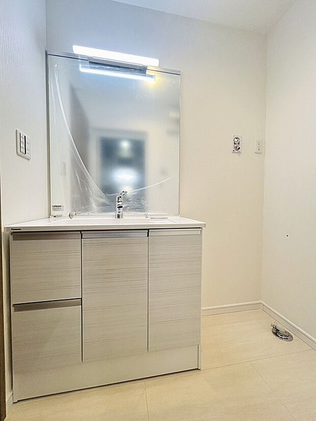 使いやすいタイプの洗面化粧台のあるランドリースペース 