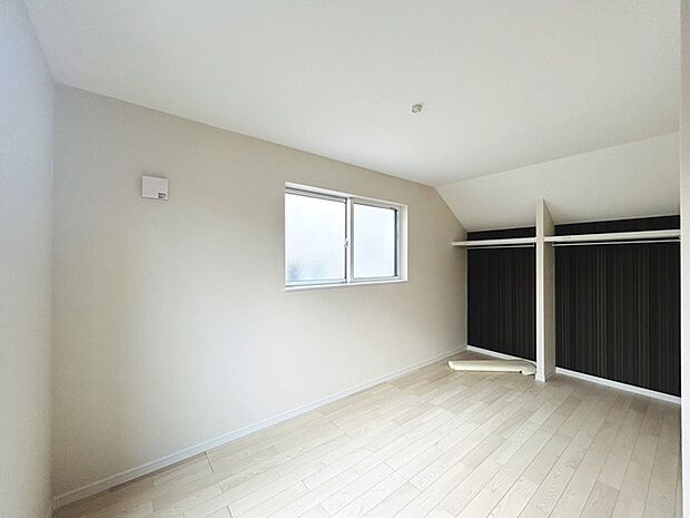 実際に室内をご見学頂くと生活のイメージが広がると思います。家具を置いたイメージや窓からの景色など。周辺で販売に出している物件も一緒にまとめてご見学頂き、比較する事もできます。