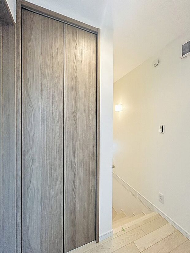 実際に室内をご見学頂くと生活のイメージが広がると思います。家具を置いたイメージや窓からの景色など。周辺で販売に出している物件も一緒にまとめてご見学頂き、比較する事もできます。