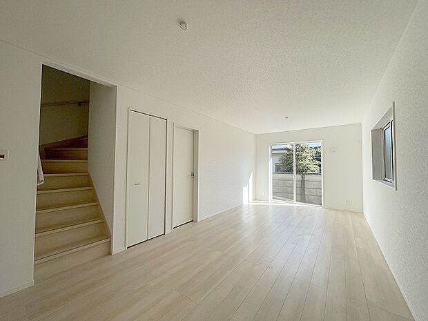 リビングの真ん中に階段がある人気のリビング階段。自然と家族のコミュニケーションが増えます。