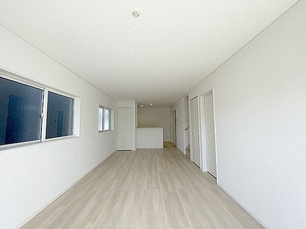 家族の集まるリビングは気持ちの良い自然光が差し込む団欒空間。室内のご見学予約も随時、受付中ですのでお気軽にお問合せください。 