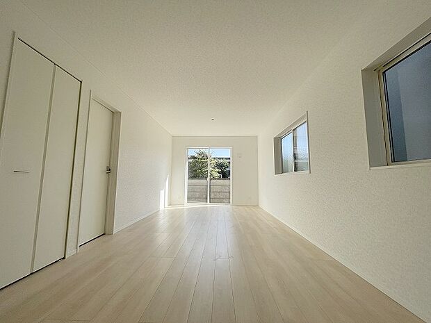 ゆとりのあるサイズのリビングダイニング。 お食事スペースと、お寛ぎ空間を分けてご利用可能。 少し大きめのソファーを置いて、 一家団欒なお時間をご共有ください。 