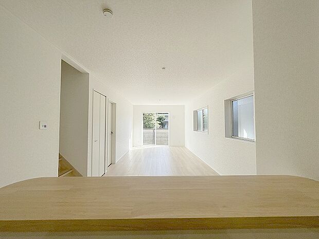 カウンターキッチンならではの開放的な見通し、全体が見渡せることでご家族の団欒スペースもより明るく笑顔が溢れる空間となります。 