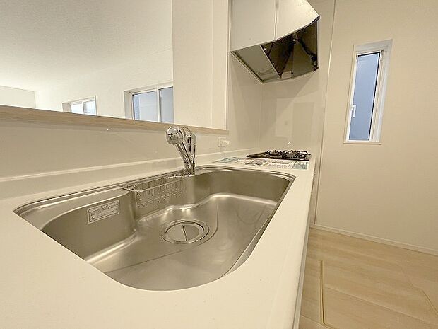 キッチンコンロスペースの近くには、空気の入れ替えが可能な開口部を設置!! お料理をする際には、換気扇を回しながら匂いが籠らない様に開放してお料理もお楽しみ頂けます。