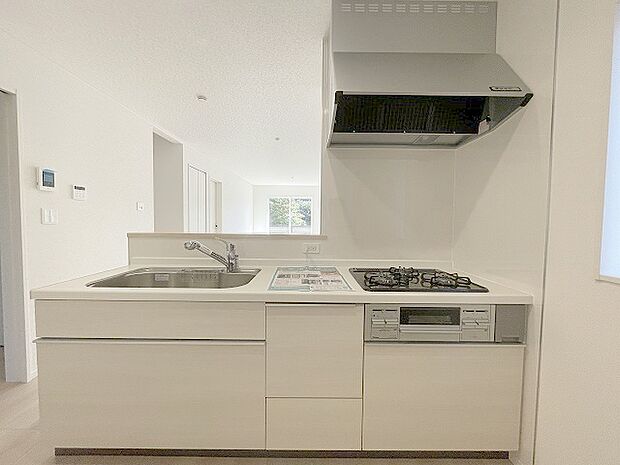 お料理をしながらリビングの家族やゲストとの会話が楽しめるカウンタータイプのキッチン。毎日のお料理を楽しく快適に。 