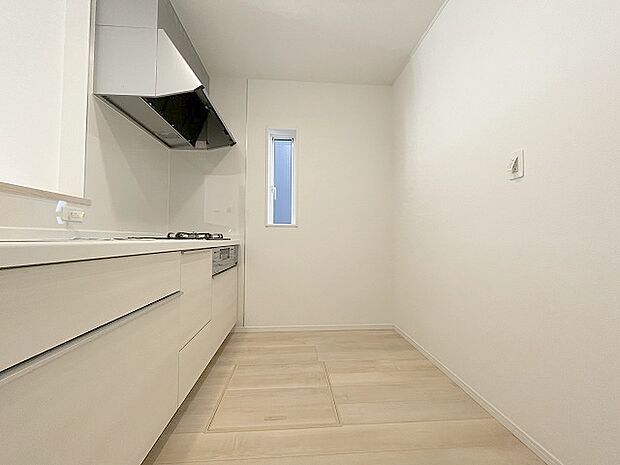 カウンターキッチンならではの開放的な見通し、全体が見渡せることでご家族の団欒スペースもより明るく笑顔が溢れる空間となります。