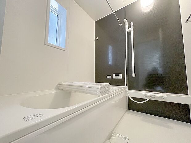 一日の疲れを癒してくれるゆったりとしたバスルームです。 