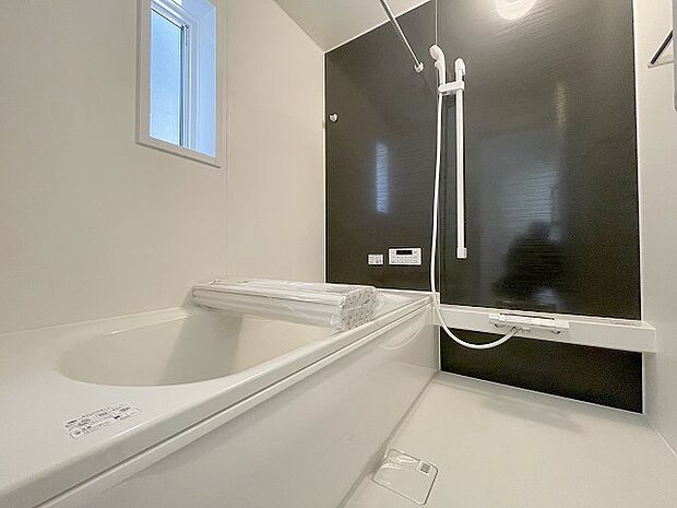 一日の疲れを癒してくれるゆったりとしたバスルームです。 