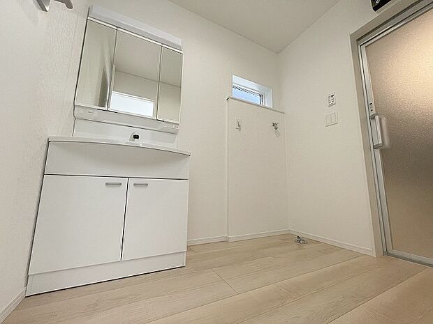 使いやすいタイプの洗面化粧台のあるランドリースペース