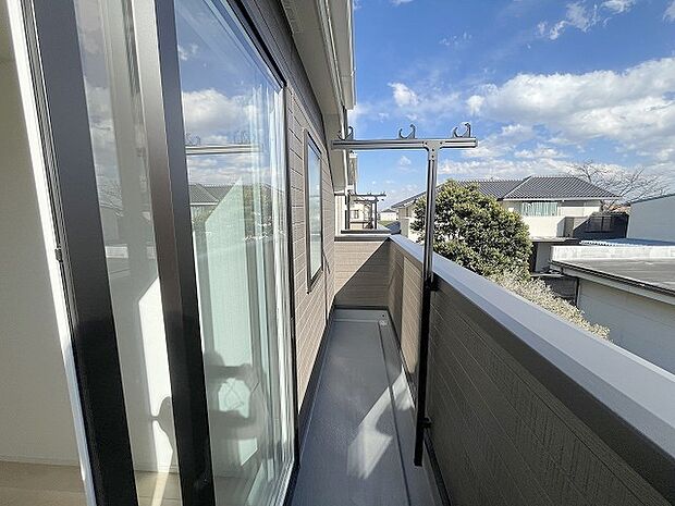 季節の変化や天気の良い日には、バルコニーでの時間が心地よく、気分をリフレッシュさせることができます。