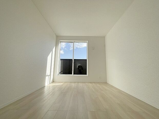 洋室はモダンなデザインと機能性を備え、快適な生活空間に。明るい窓から差し込む自然光が広々とした空間をさらに明るく開放的に感じさせます。