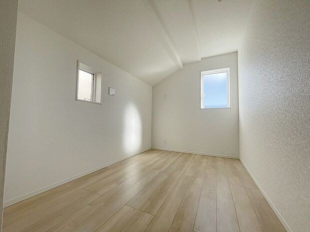 勾配天井の2階のお部屋。この勾配の角度がお洒落な雰囲気を感じさせてくれます。 