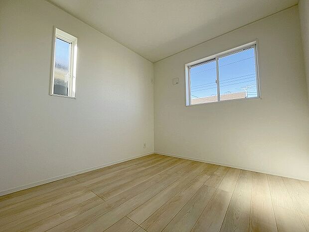 スマートなデザインと賢い収納が生活を快適にします。広々とした雰囲気を演出する工夫が施され、生活空間の魅力を引き出します。  