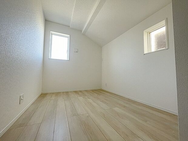 実際に室内をご見学頂くと生活のイメージが広がると思います。家具を置いたイメージや窓からの景色など。周辺で販売に出している物件も一緒にまとめてご見学頂き、比較する事もできます。