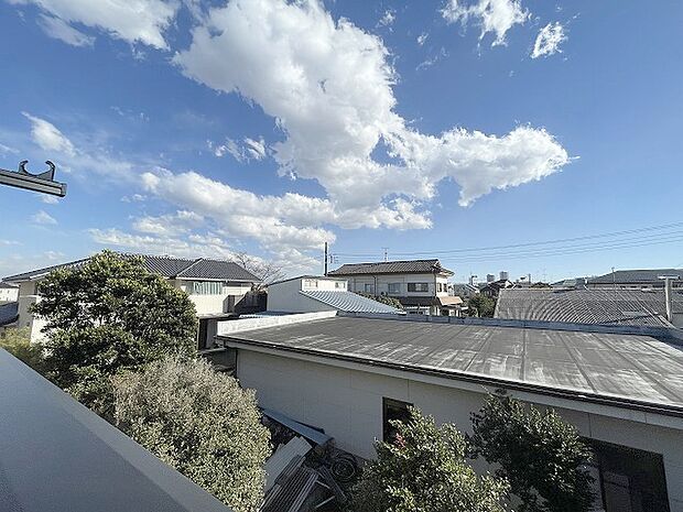 窓からの眺望です。実際に現地で眺望もご確認ください。