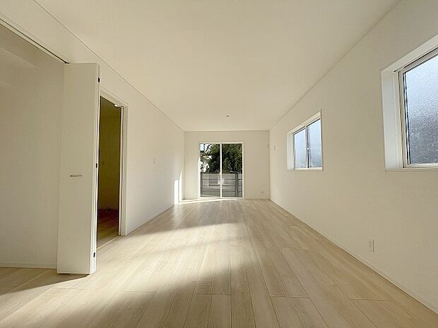 実際に室内をご見学頂くと生活のイメージが広がると思います。家具を置いたイメージや窓からの景色など。周辺で販売に出している物件も一緒にまとめてご見学頂き、比較する事もできます。