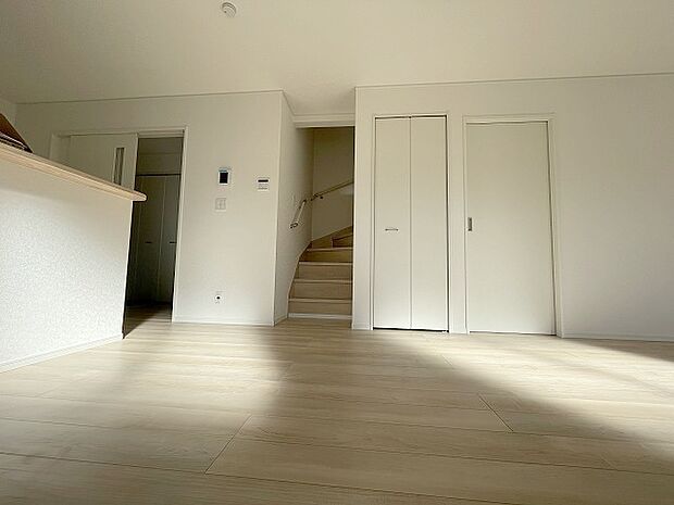 カウンターキッチンは、キッチン側とリビング側に分かれてお店間隔でのお食事も可能!! お休みの日には、いろいろな楽しみ方を家族みんなでお楽しみください