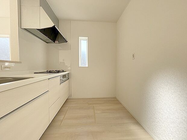 キッチンコンロスペースの近くには、空気の入れ替えが可能な開口部を設置!! お料理をする際には、換気扇を回しながら匂いが籠らない様に開放してお料理もお楽しみ頂けます。