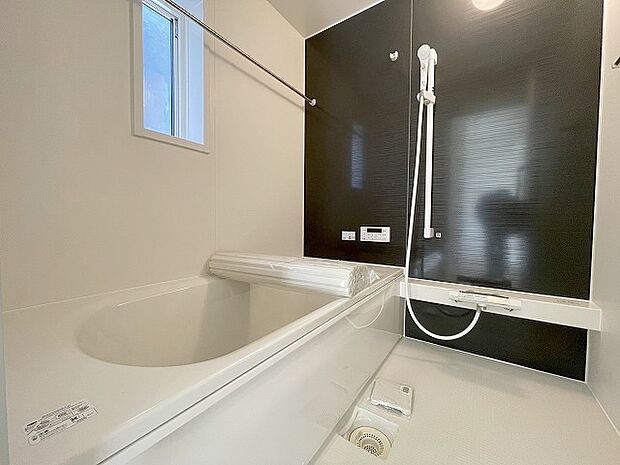 一日の疲れを癒してくれるゆったりとしたバスルームです。 