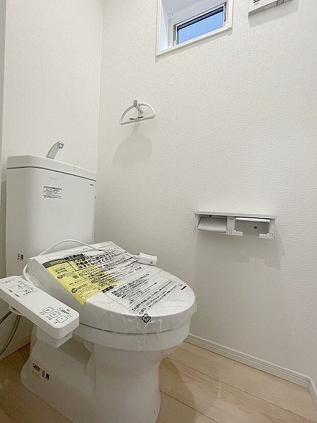 1階トイレ。ウォシュレット機能を標準装備。 
