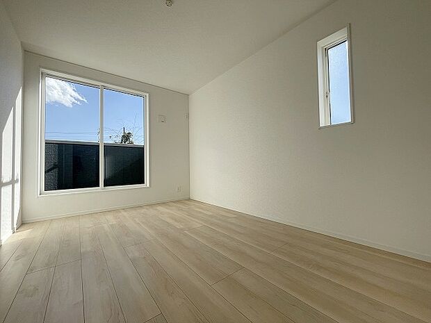 洋室はモダンなデザインと機能性を備え、快適な生活空間に。明るい窓から差し込む自然光が広々とした空間をさらに明るく開放的に感じさせます。  