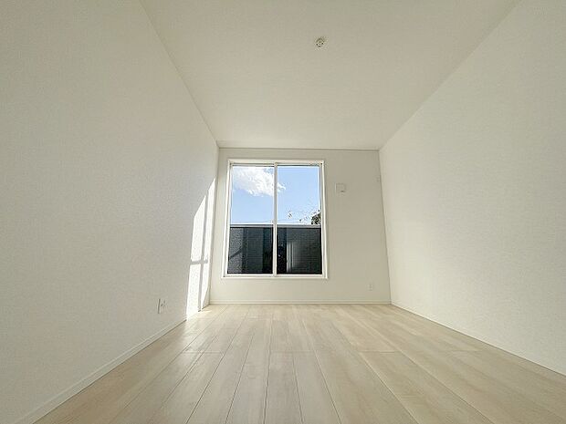 スマートなデザインと賢い収納が生活を快適にします。広々とした雰囲気を演出する工夫が施され、生活空間の魅力を引き出します。