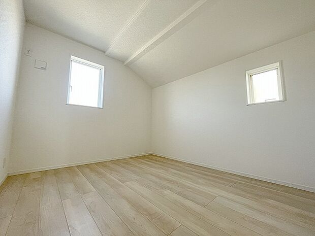 勾配天井の2階のお部屋。この勾配の角度がお洒落な雰囲気を感じさせてくれます。