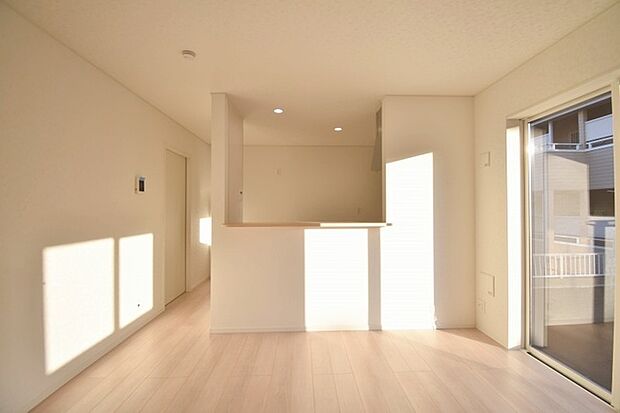 カウンターキッチンならではの開放的な見通し、全体が見渡せることでご家族の団欒スペースもより明るく笑顔が溢れる空間となります。 