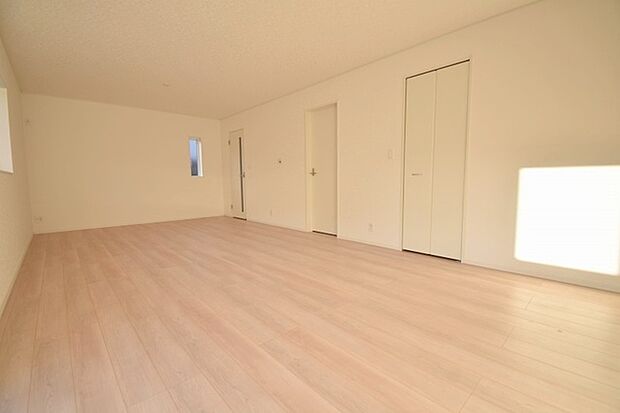 家族みんなが集まるリビング。広さを重視した家族全員が集まれるリビングは、住む上で大事な空間になります。 