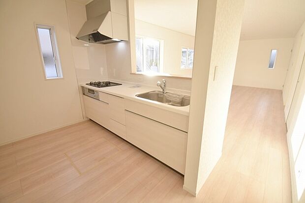 お料理をしながらリビングの家族やゲストとの会話が楽しめるカウンタータイプのキッチン。毎日のお料理を楽しく快適に。 