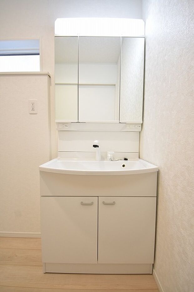 三面鏡に洗面台。 コンセントに照明機能、多機能性を備えた設備です。  