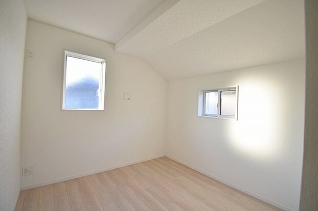 洋室はモダンなデザインと機能性を備え、快適な生活空間に。明るい窓から差し込む自然光が広々とした空間をさらに明るく開放的に感じさせます。  