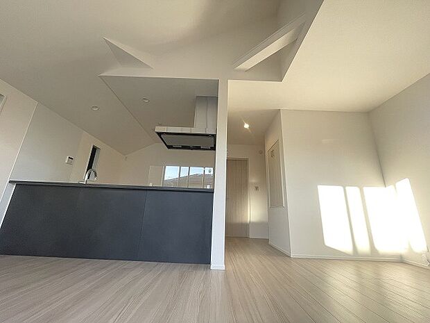 家族が一番集まる場所だから広々としつつも素敵な空間であって欲しい。みんながくつろぐリビングからキッチンまでが一つの空間のように繋がる間取り。 