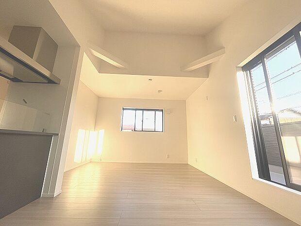 家族の集まるリビングは気持ちの良い自然光が差し込む団欒空間。室内のご見学予約も随時、受付中ですのでお気軽にお問合せください。