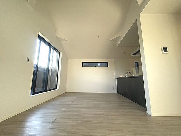 実際に室内をご見学頂くと生活のイメージが広がると思います。家具を置いたイメージや窓からの景色など。周辺で販売に出している物件も一緒にまとめてご見学頂き、比較する事もできます。