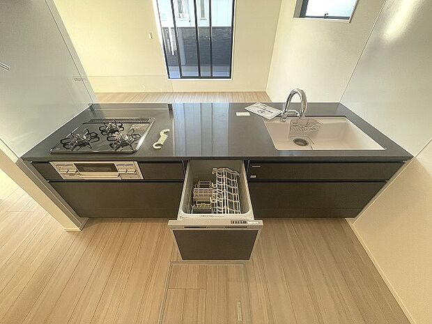 毎日の家事をサポートしてくれる食洗器も標準に装備。ちょっと嬉しい設備です 
