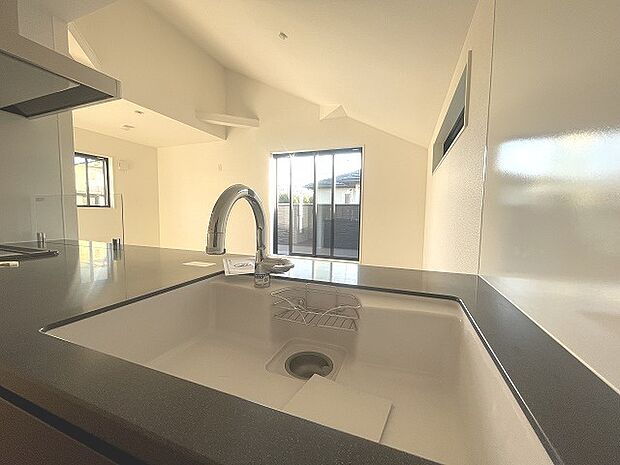 カウンターキッチンならではの開放的な見通し、全体が見渡せることでご家族の団欒スペースもより明るく笑顔が溢れる空間となります。