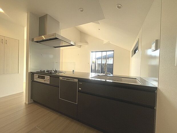 お料理をしながらリビングの家族やゲストとの会話が楽しめるカウンタータイプのキッチン。毎日のお料理を楽しく快適に。 