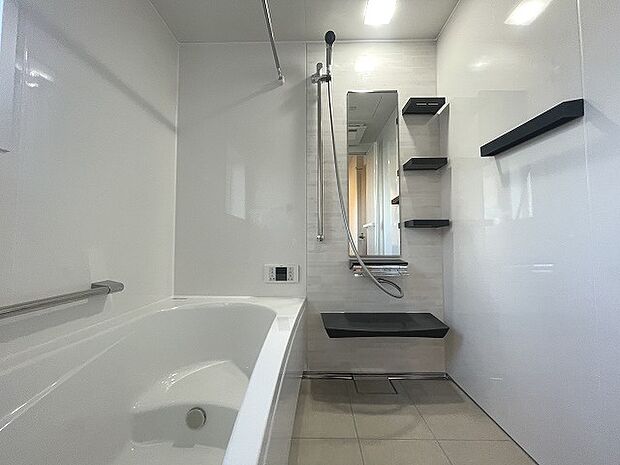 一日の疲れを癒してくれるゆったりとしたバスルームです。