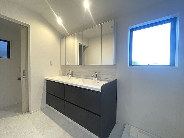 毎朝の身支度がスムーズになる、ダブルボウル洗面です。