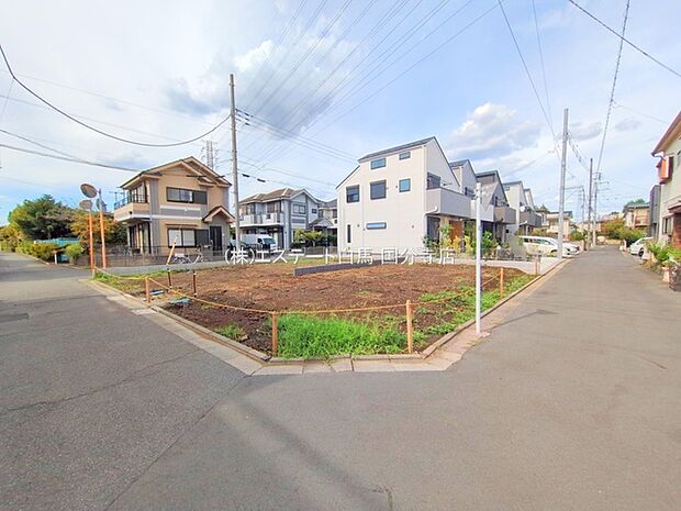 安心して暮らすことのできる住宅街。　住宅地の道路は一般に交通量が少なく車などの騒音が少ないため、住民にとって静かな生活環境が提供されます。 